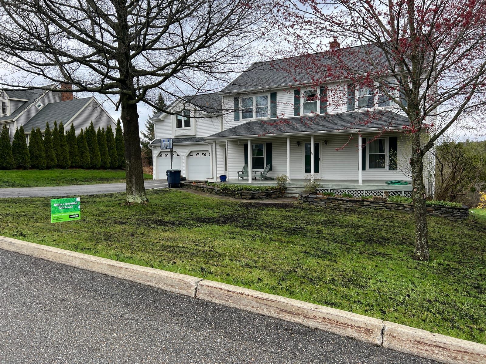 A front lawn with the Stick2Mud sign by the street